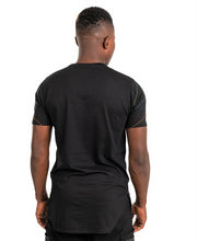 Încarcă imaginea în vizualizatorul Galerie, Tricou negru cu diverse cusaturi multicolore
