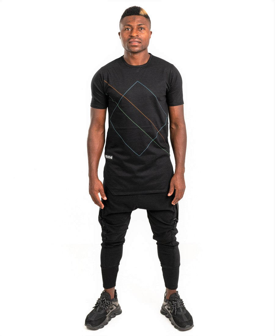 Tricou negru cu design multicolor din cusaturi