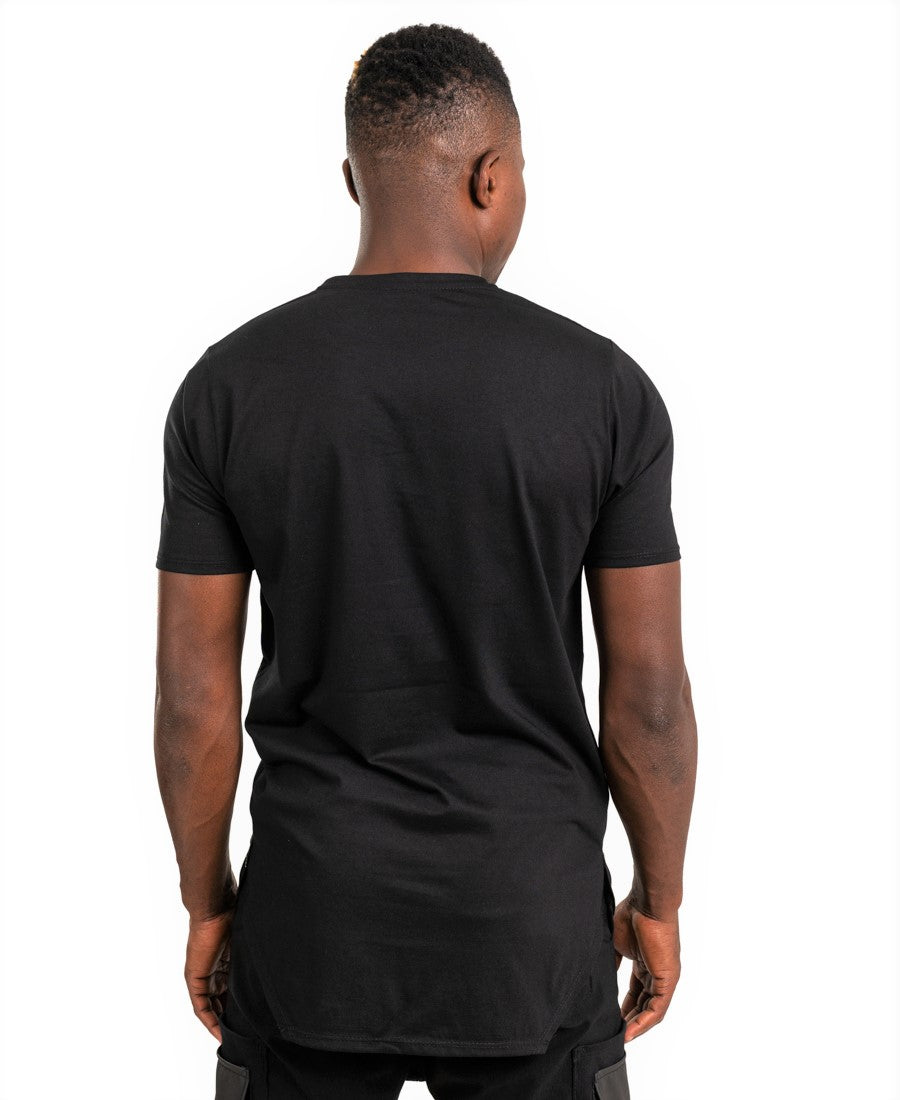 Tricou negru cu design multicolor din cusaturi