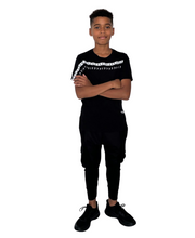 Încarcă imaginea în vizualizatorul Galerie, Compleu unisex cu pantaloni negri si tricou negru cu detalii

