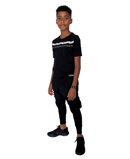 Compleu unisex cu pantaloni negri si tricou negru cu detalii