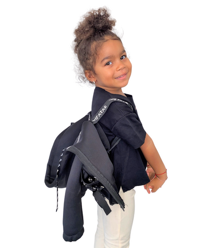 Jacheta neagra bomber cu fundite pe buzunare si bretele pe interior tip ghiozdan