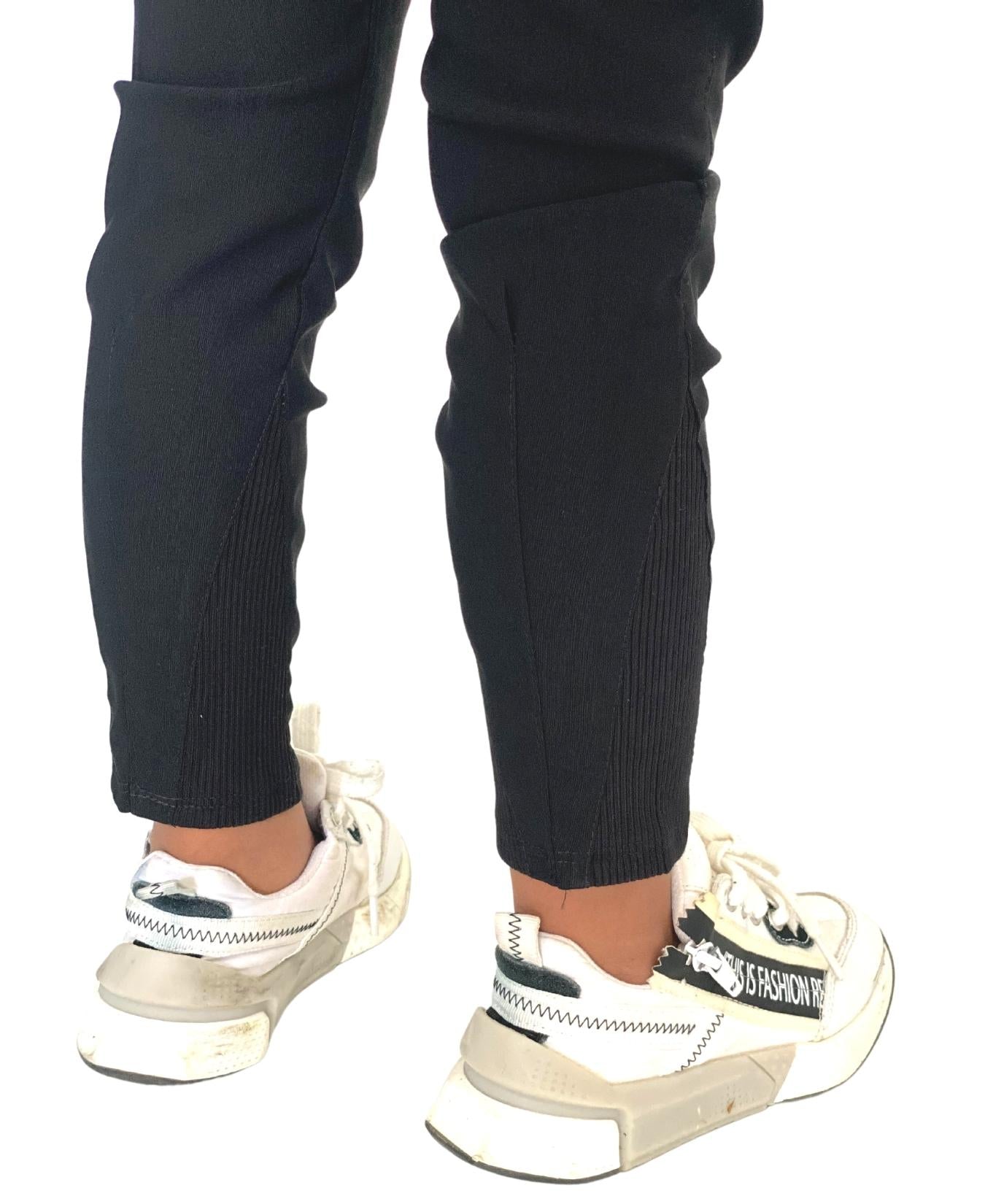 Pantaloni unisex negru cu detalii la gamba