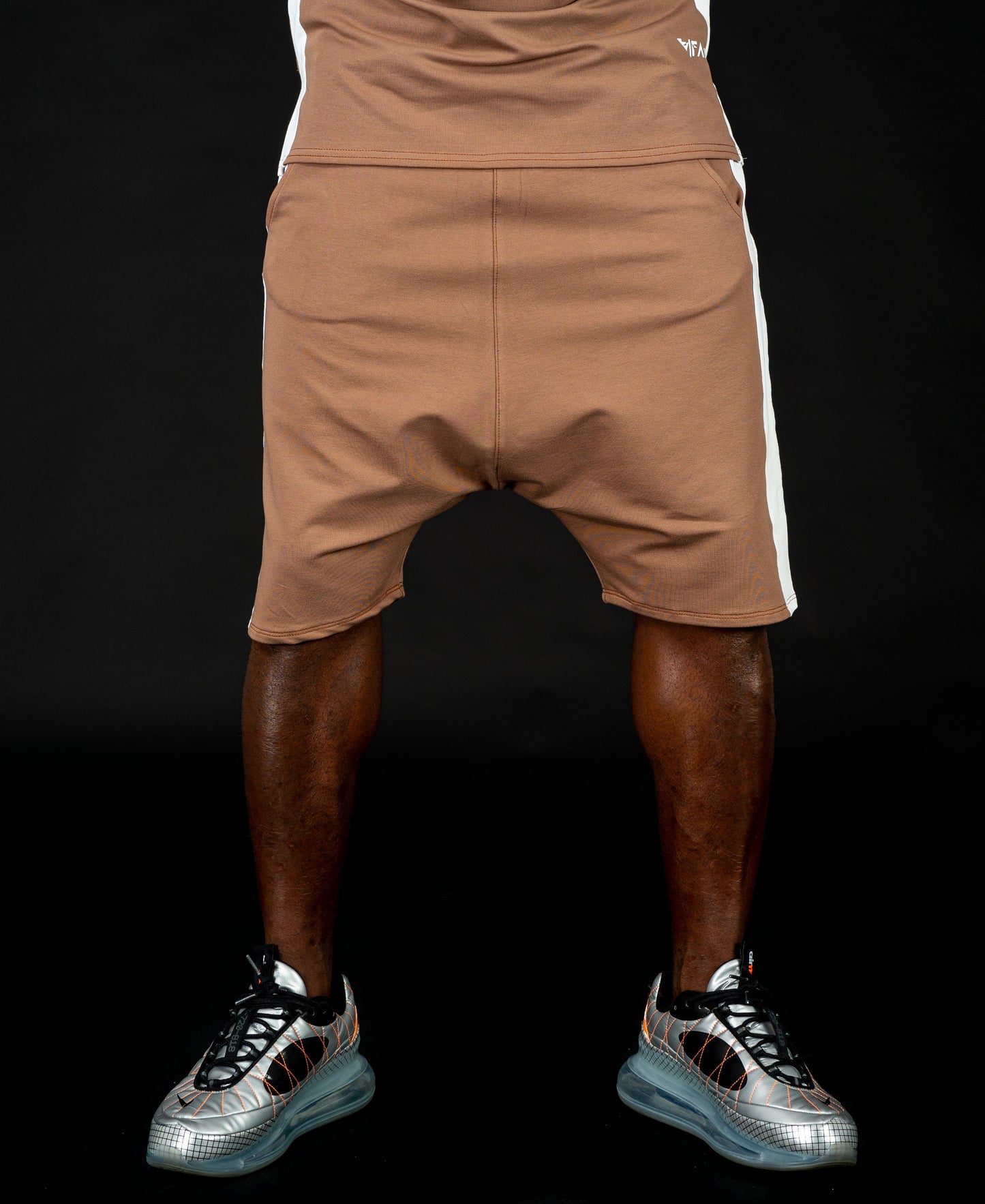 Short brown trousers with white line - Fatai Style