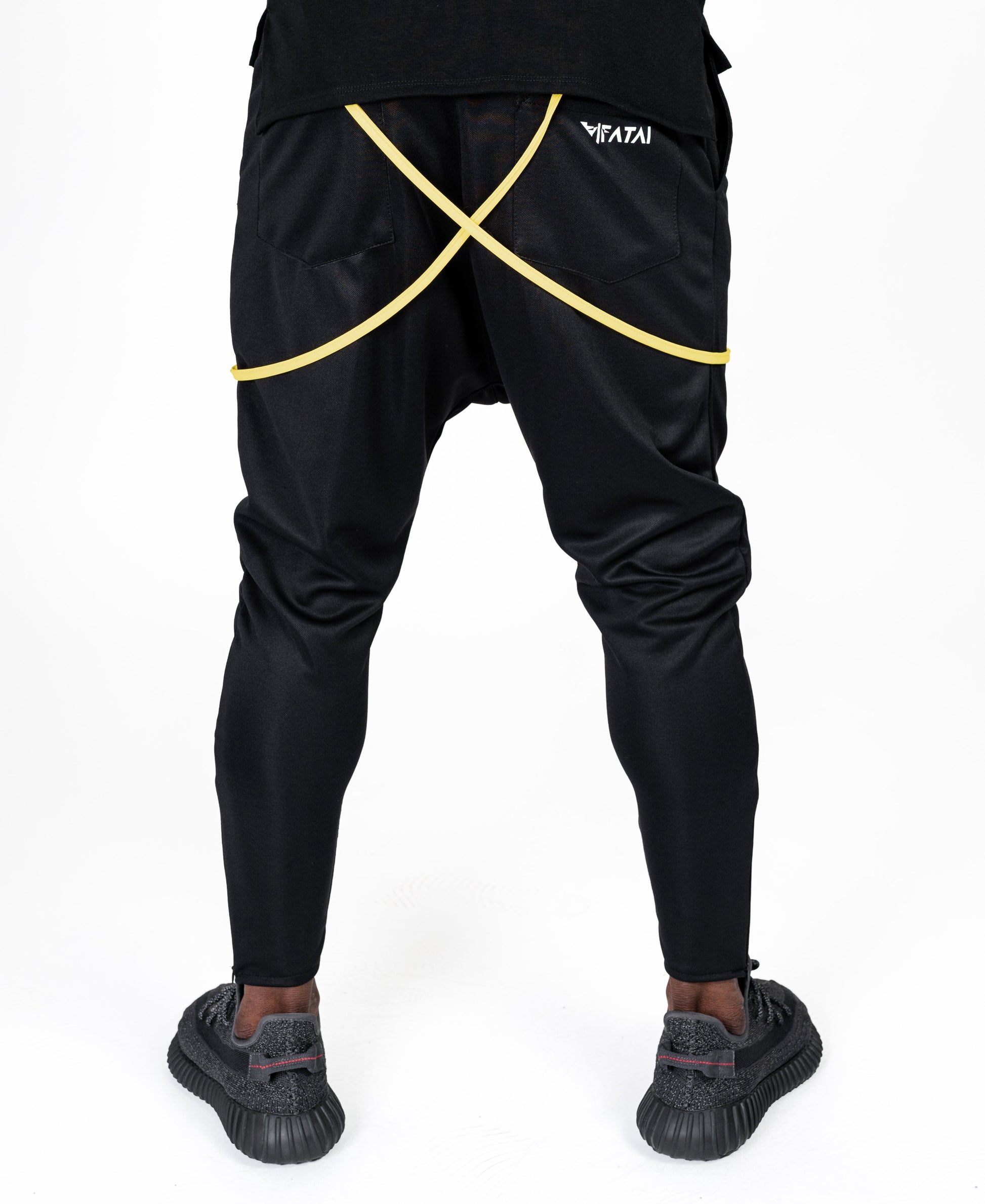 Pantaloni negri cu bretele incrucisate galbene – fatai-style.ro