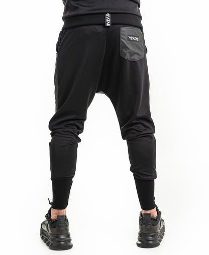 Pantaloni negri cu detalii imitatie piele