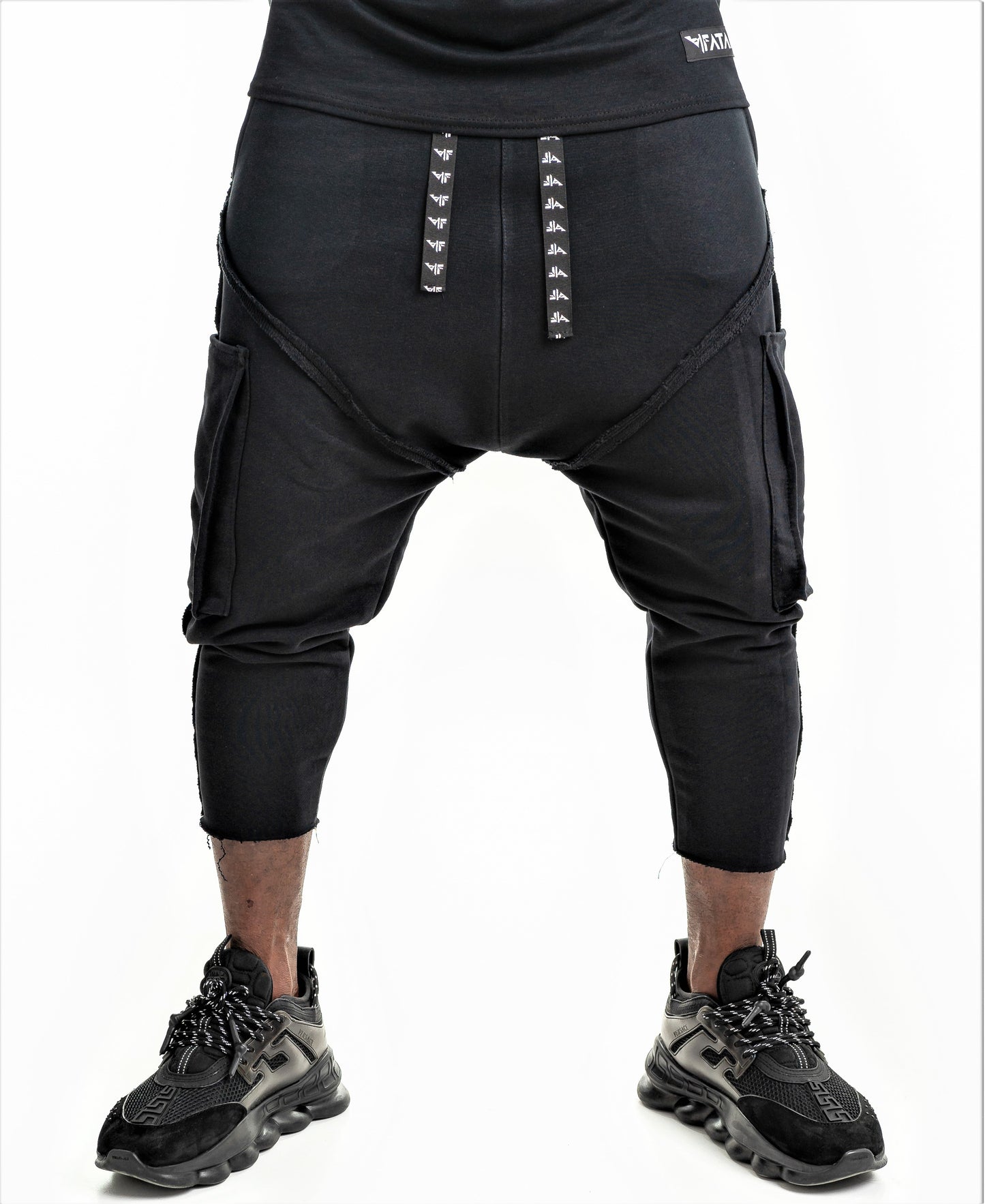 Pantaloni negri cu buzunare aplicate si cusatura diagonala