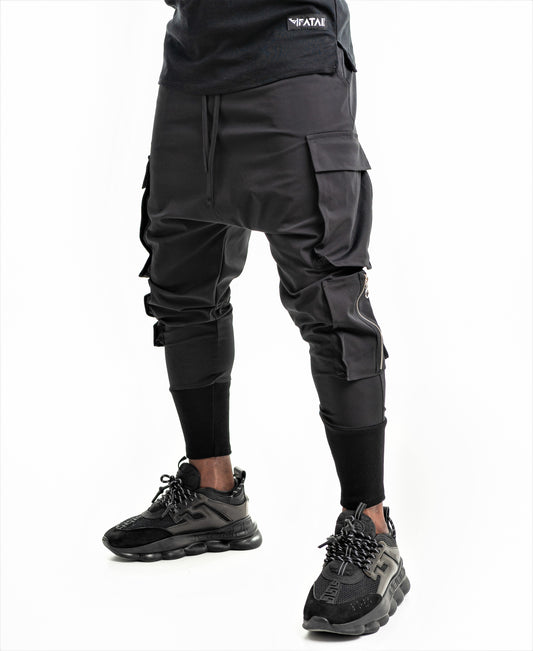 Pantaloni negri cu doua buzunare aplicate si accesorii