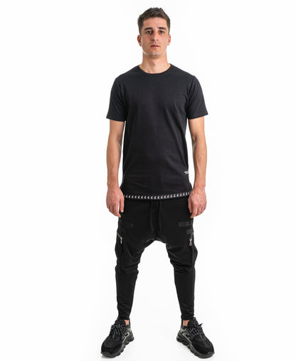 Pantaloni negri cu buzunare si accesorii pe picior