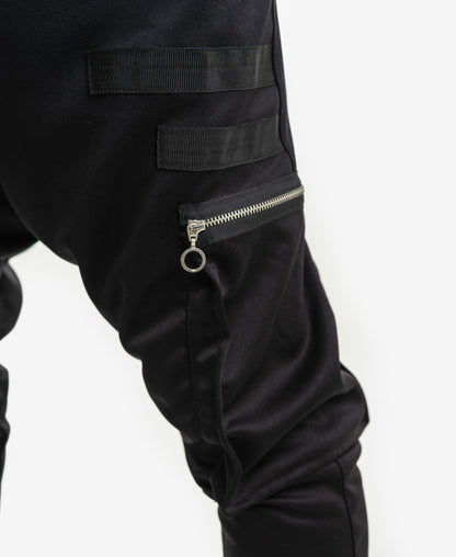 Pantaloni negri cu buzunare si accesorii pe picior