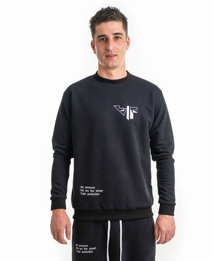 Hanorac negru cu logo si scris imprimat