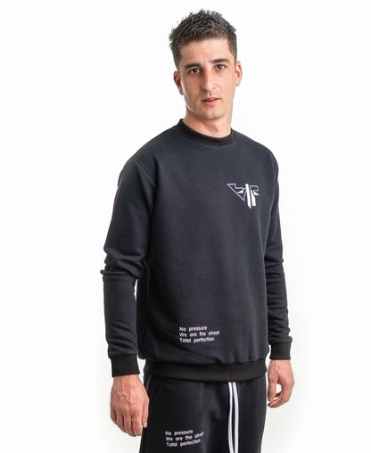 Hanorac negru cu logo si scris imprimat