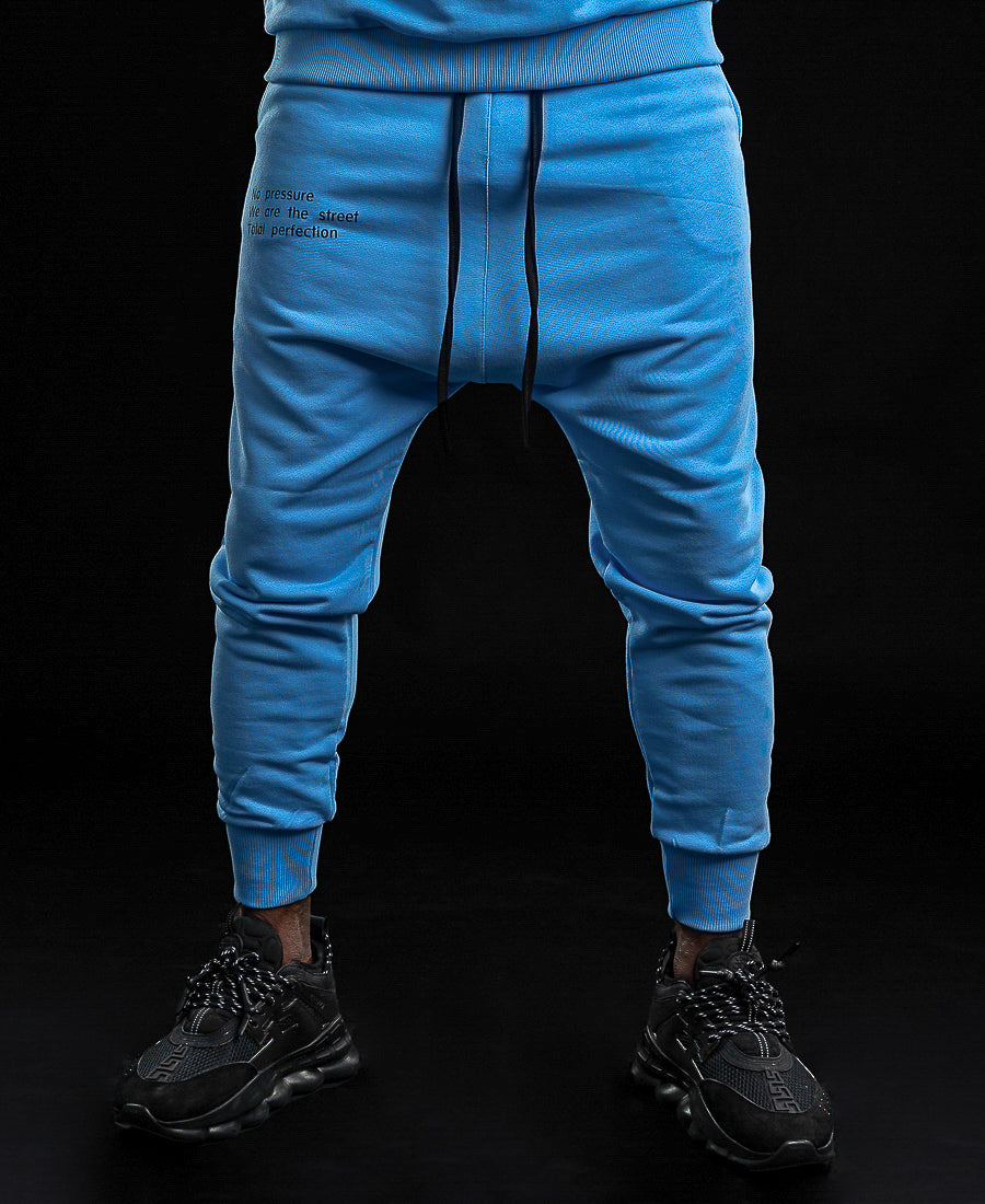Pantaloni bleu cu text imprimat