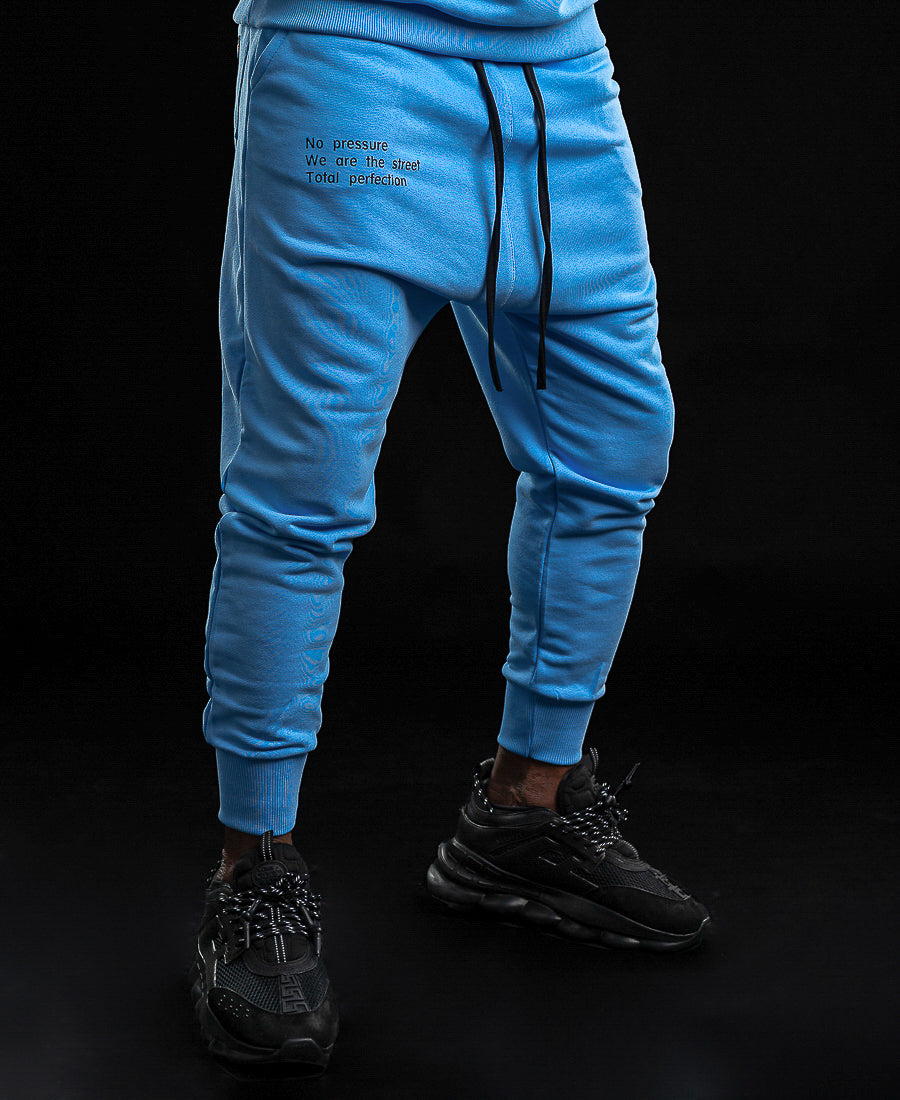 Pantaloni bleu cu text imprimat