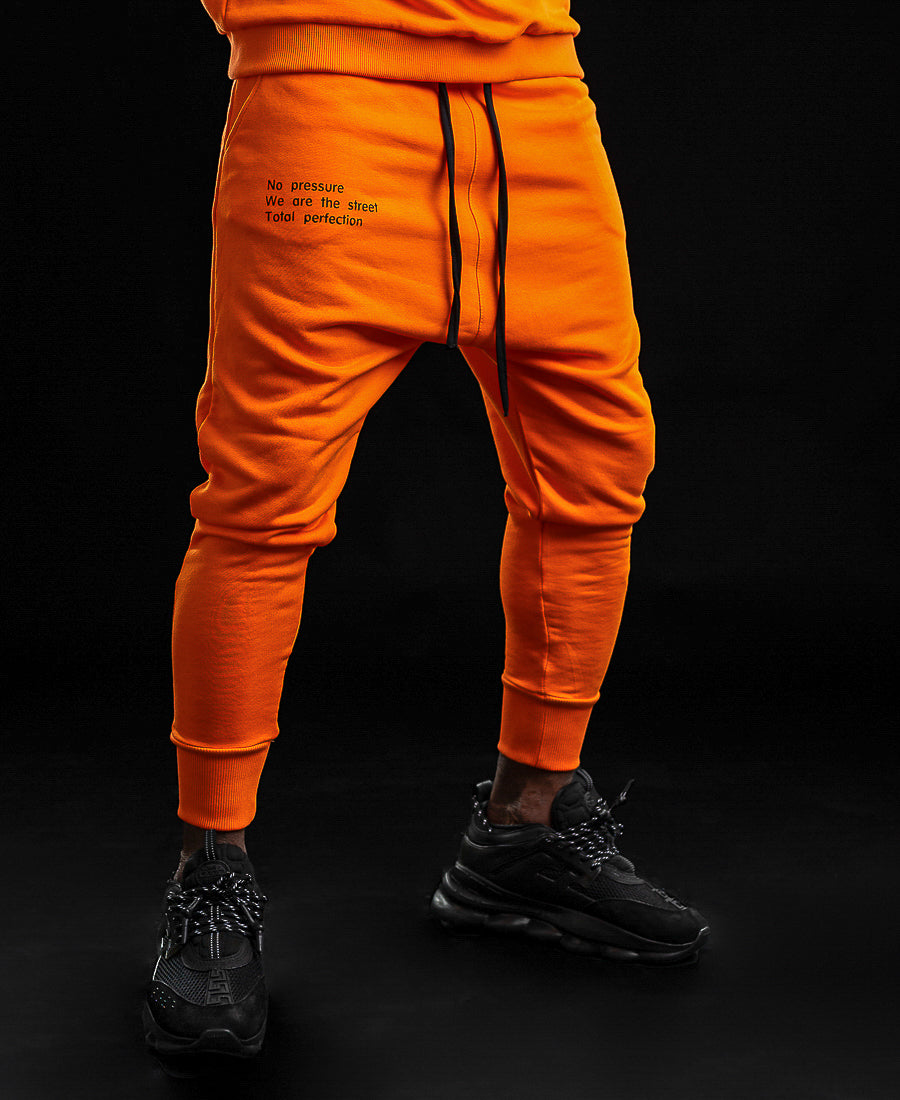 Pantaloni portocalii cu text imprimat