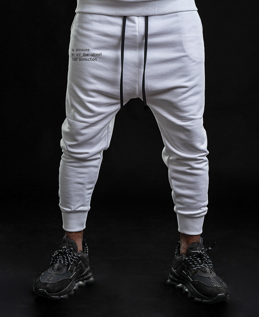 Pantaloni albi cu text imprimat